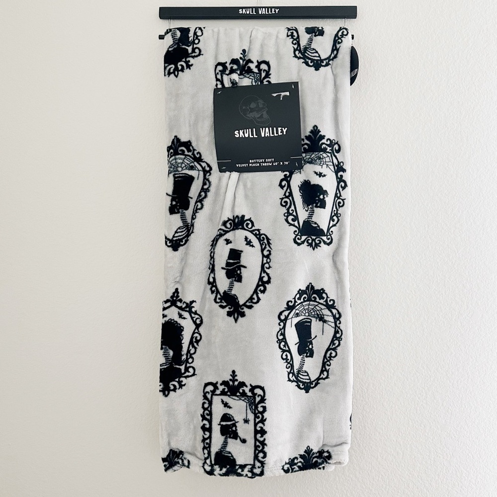 NEW Skull Valley Skull Portrait Halloween Blanket